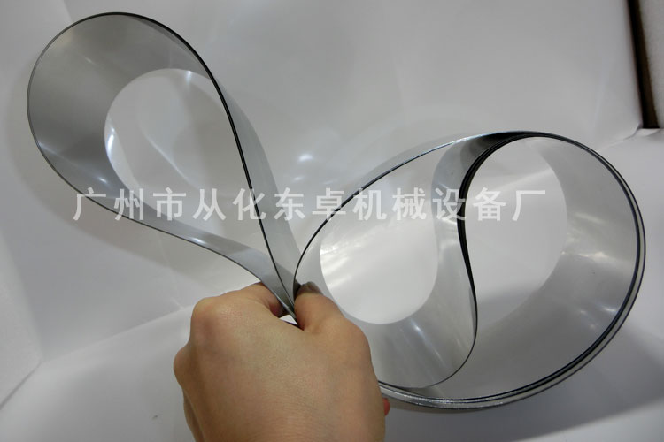 超薄不銹鋼輸送帶不同于網眼帶、鉸鏈帶和條板帶，它有一個完整的光滑表面，在這個光滑而堅固的表面上不會容納污物；